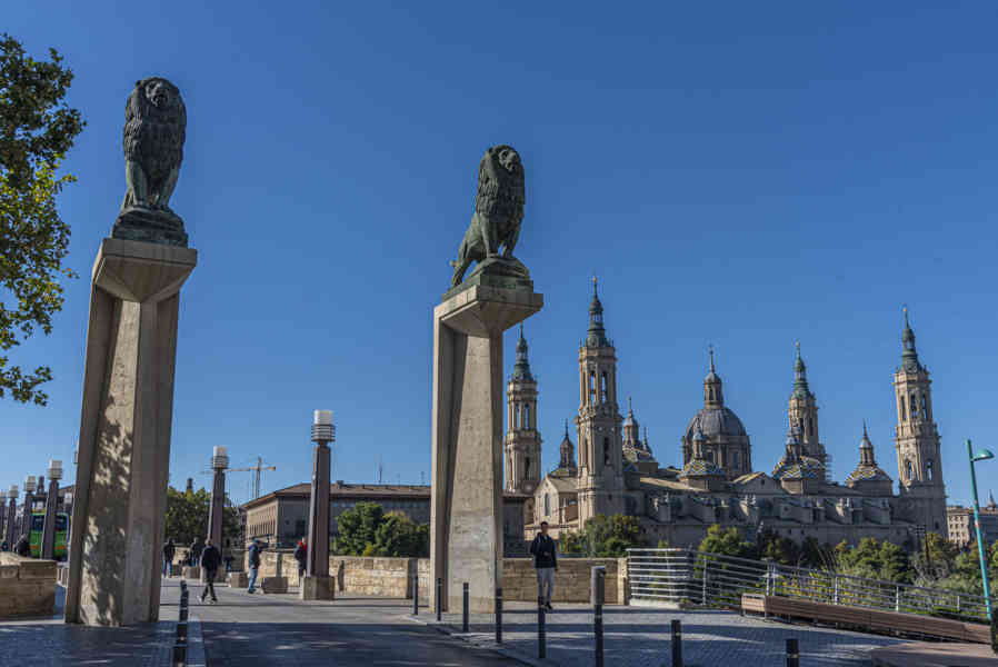Zaragoza 006 - Puente de Piedra y basílica de Nuestra Señora del Pilar.jpg